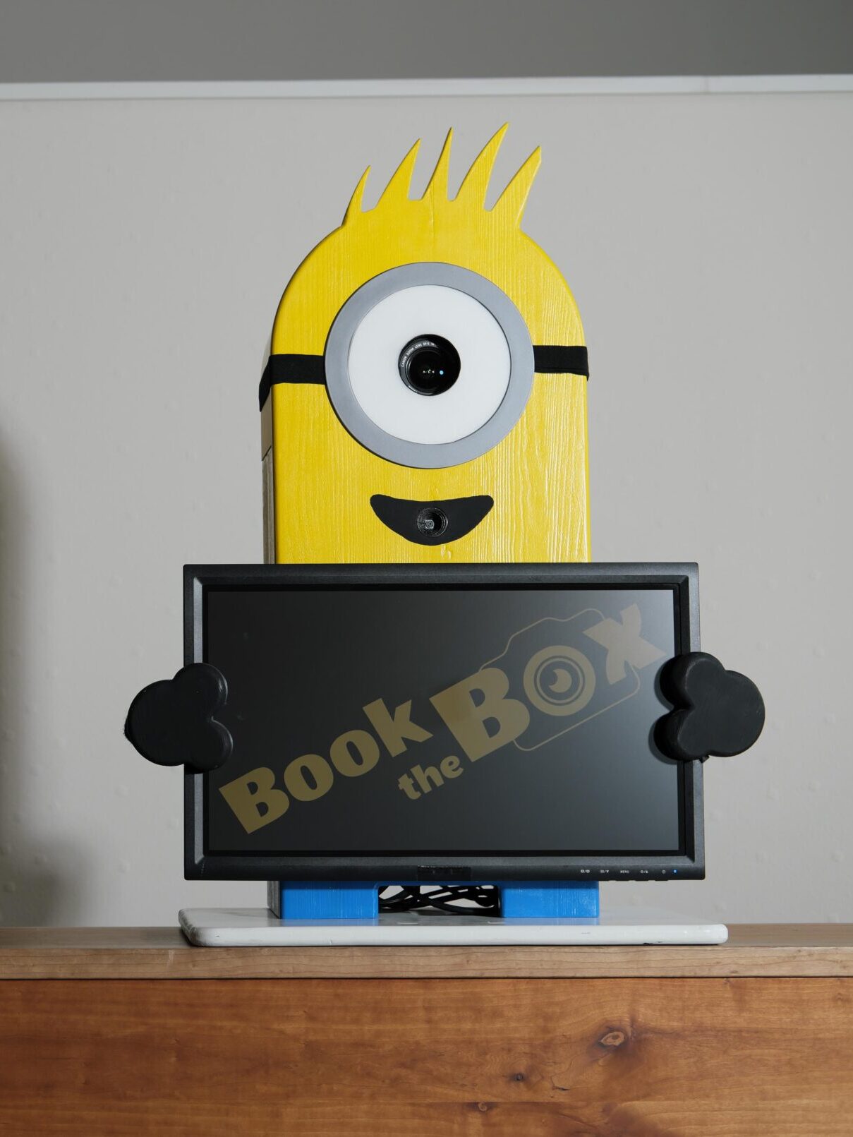 Fröhliche Gäste mit Sofortdrucken an der Book-the-Box Fotobox