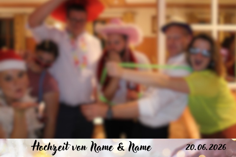 Hochzeit-Layout „Ringe auf Rosenblatt" als Einzelbild