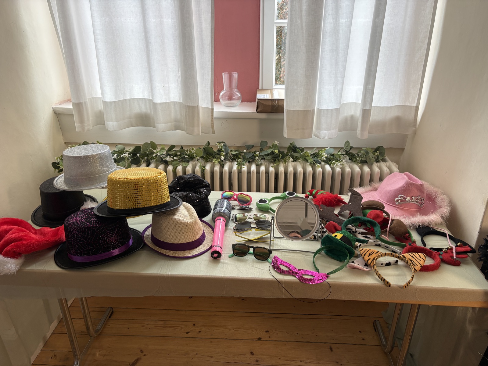 Ausgebreitete Auswahl aus der Verkleidungskiste mit Hüten, Brillen, Boas und Haarreifen