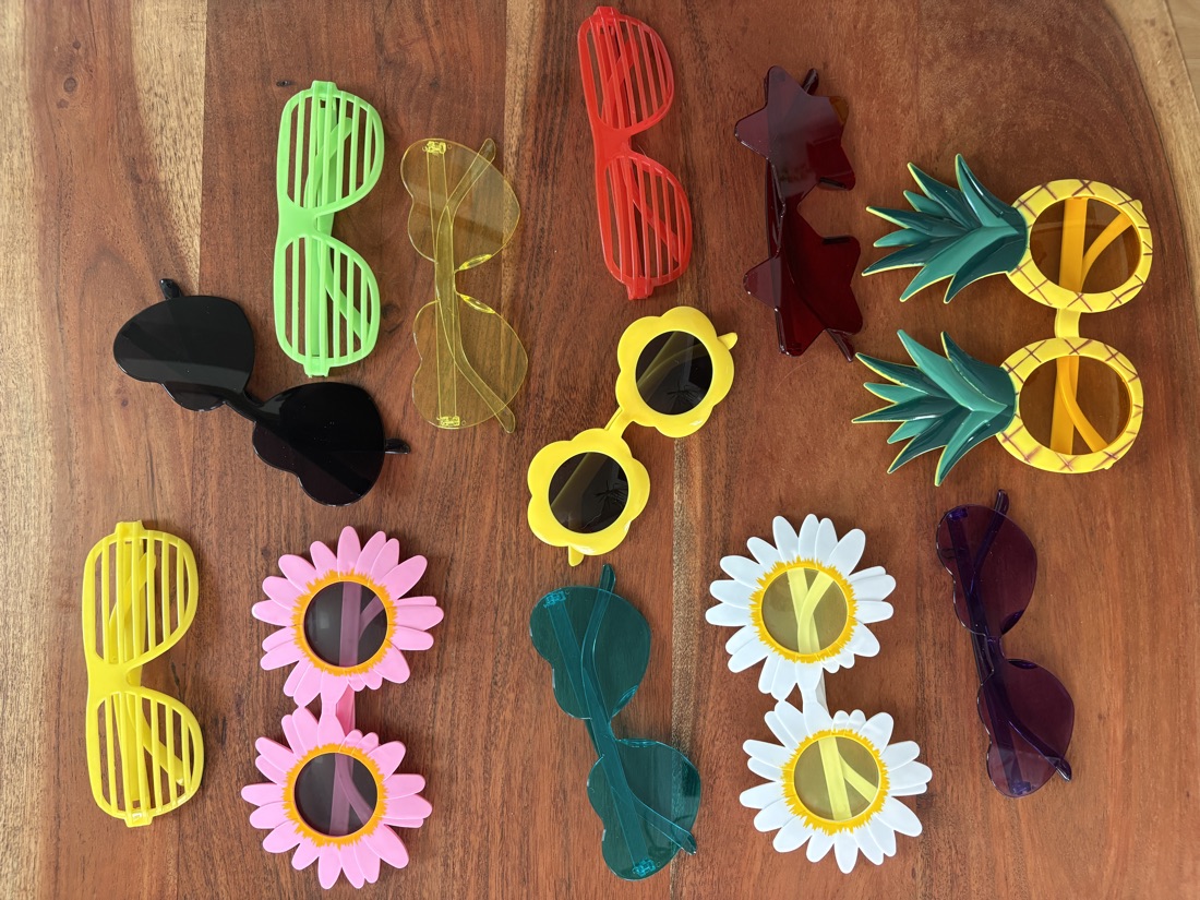 Bunte Partybrillen in Ananas-, Blumen- und Sternform