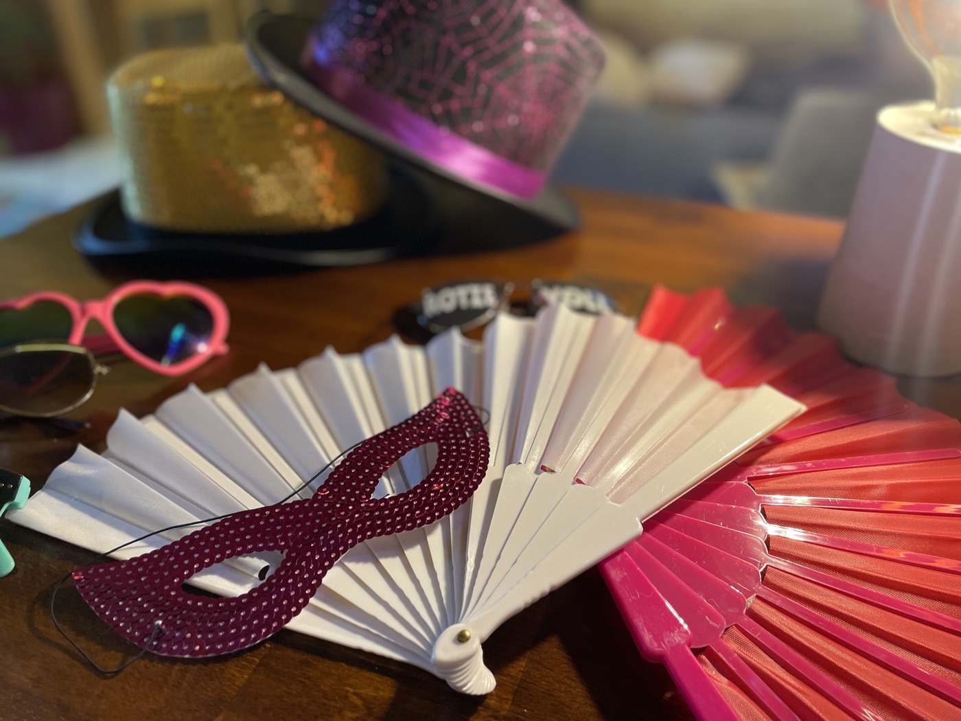 Pailletten-Maske, Fächer und Glitzerhüte aus der Verkleidungskiste, nah aufgenommen