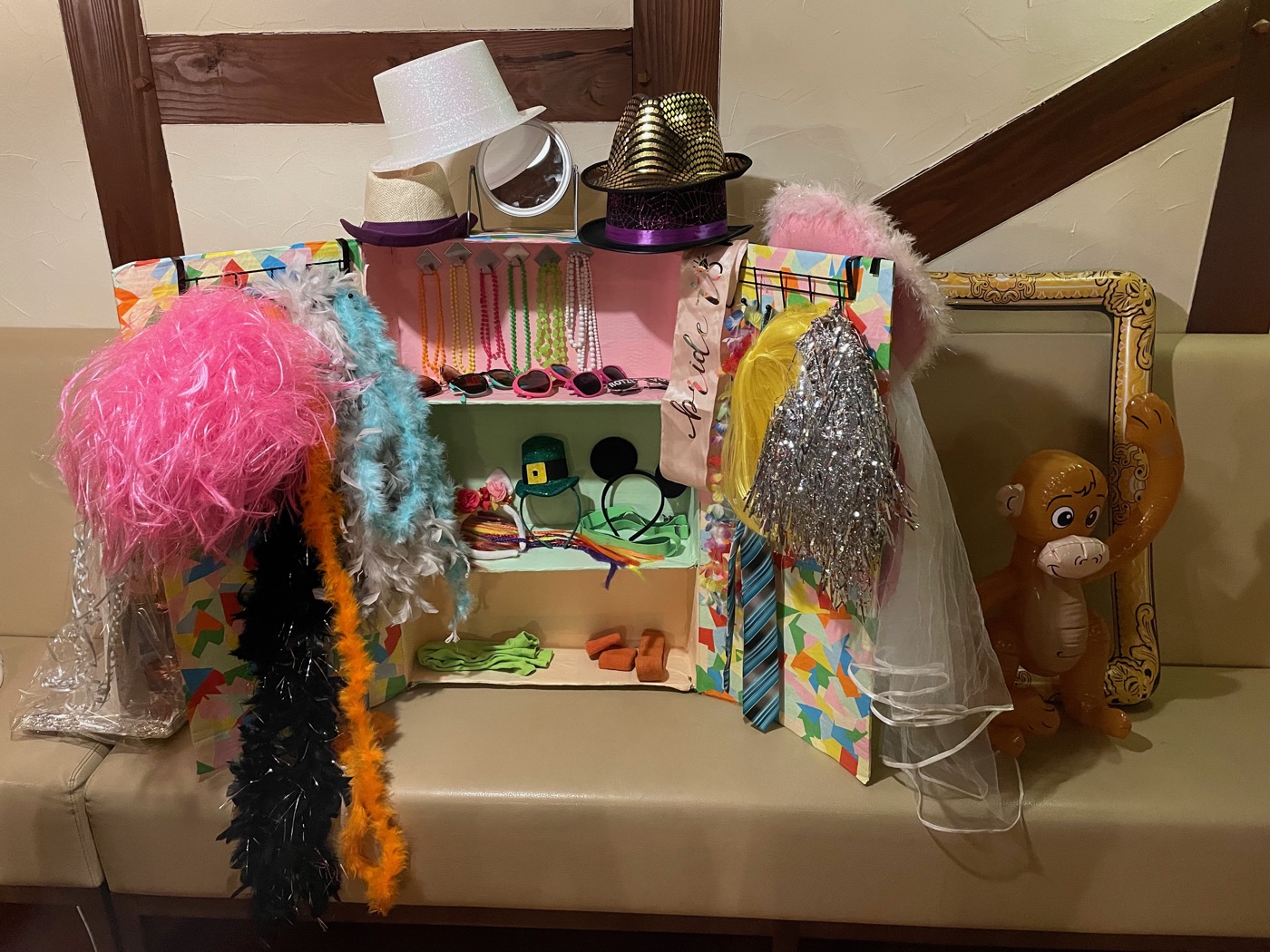 Die geöffnete Verkleidungskiste, gefüllt mit Boas, Hüten, Ketten und Krawatten